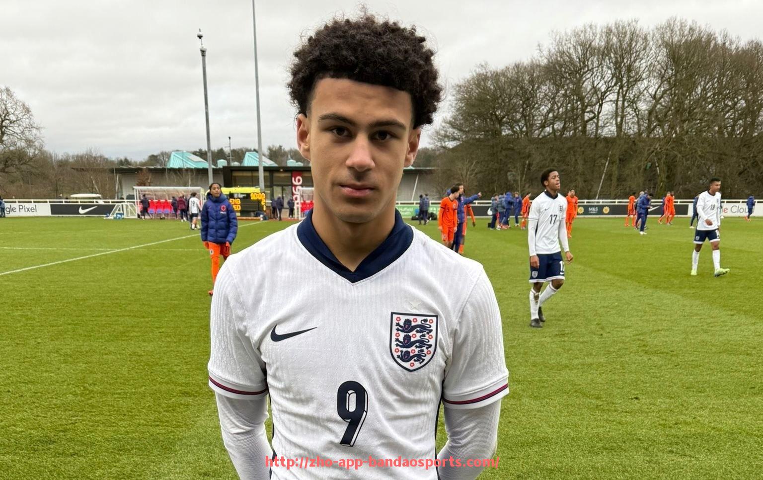 半岛体育app-英超球员素质争议事件盘点及公众形象分析